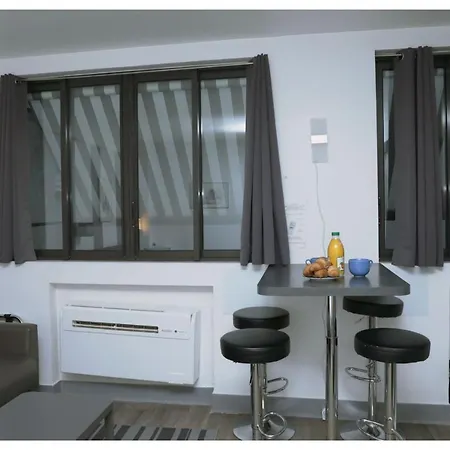 Champs Elysees & Arc De Triomphe - Cityapartmentstay