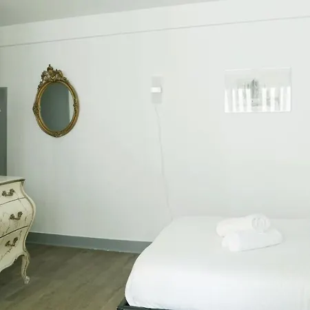 Champs Elysees & Arc De Triomphe - Cityapartmentstay